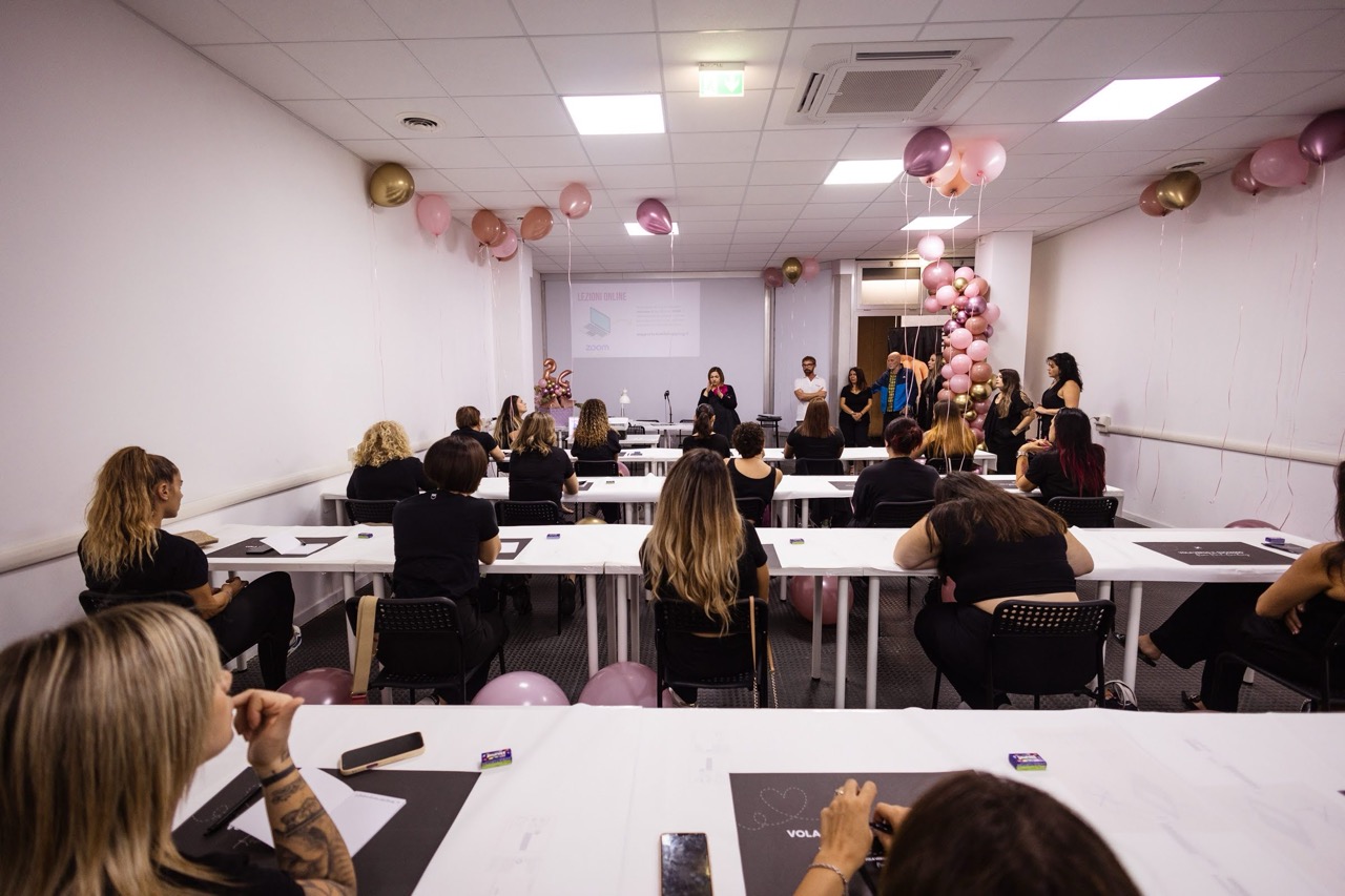 Aula principale Rome Nail Academy - vista panoramica con studenti