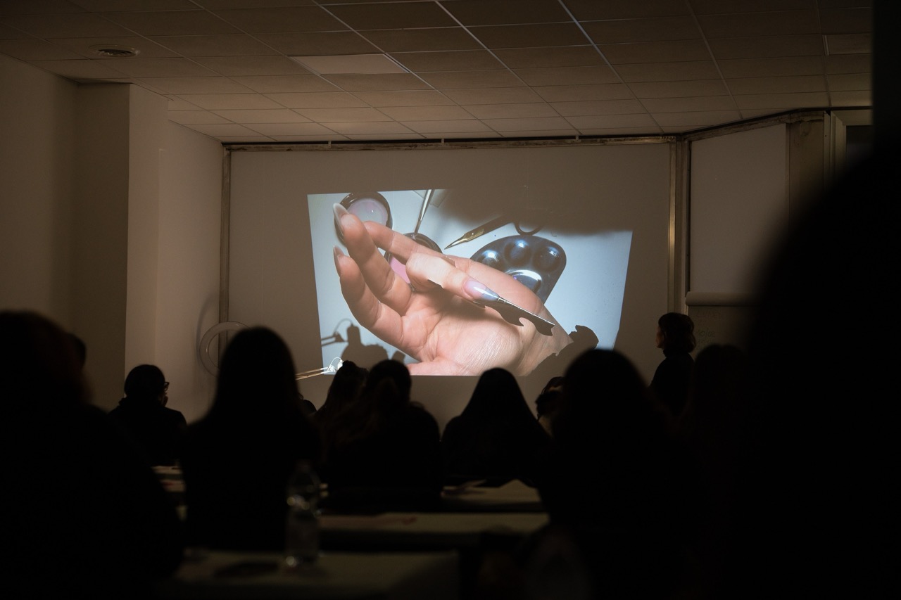 Lezione pratica con proiezione tecnica di ricostruzione unghie