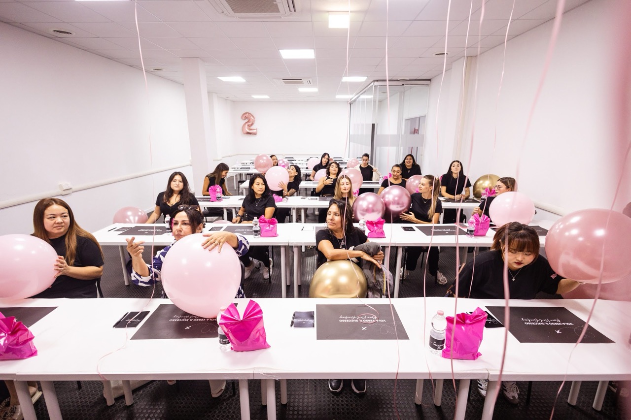 Studenti in aula durante il corso di onicotecnica